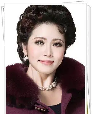 首页 女生发型 中老年发型 适合方脸中年女性短发图片 时尚中年女人