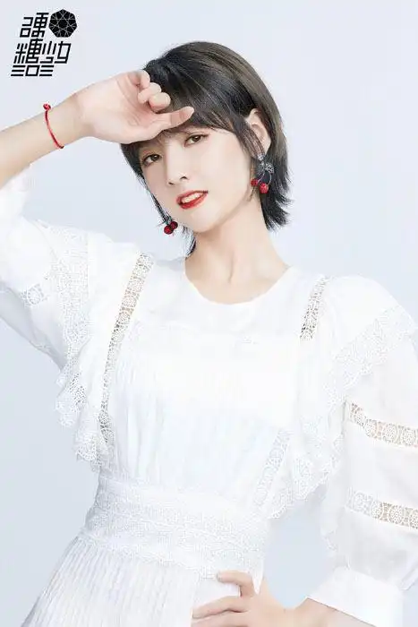赵粤镂空白裙清爽短发造型宣传图片_布阁拉