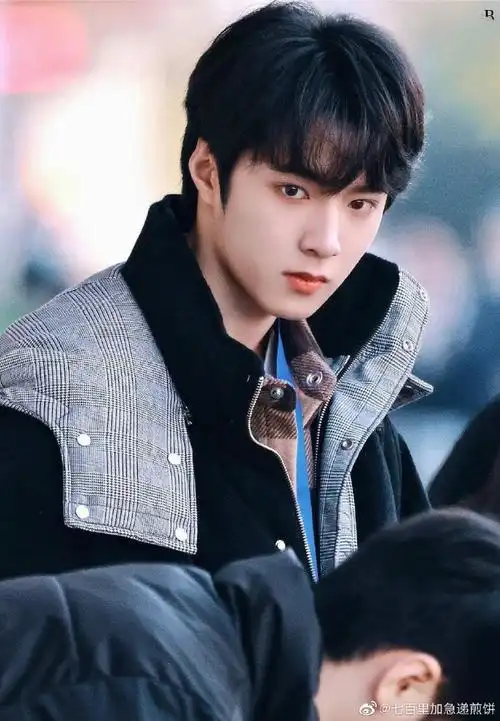 刘耀文坐地上吃盒饭