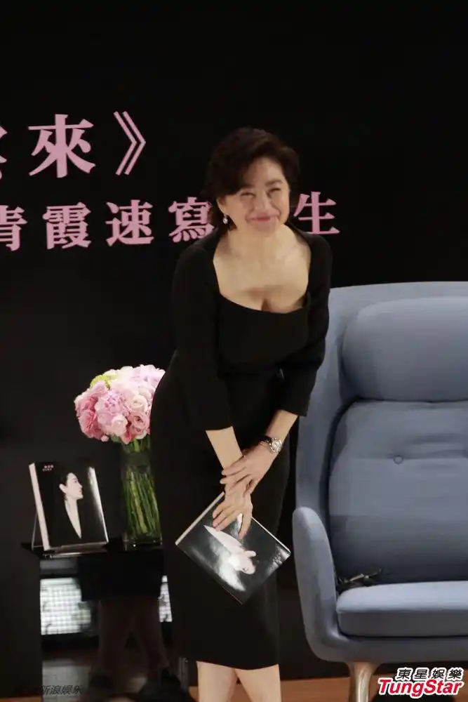 60岁林青霞低胸露乳沟 女神身材依旧傲人