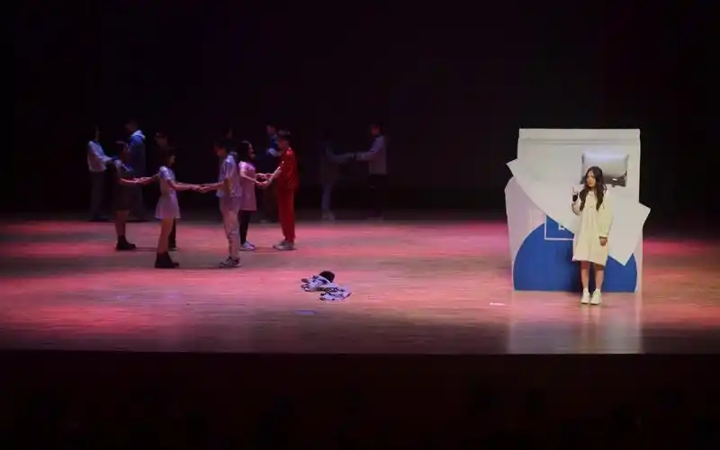 失眠女孩脑中的情景被展现在舞台上. 新京报记者李木易 摄