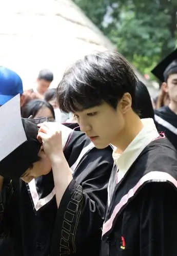 王俊凯现身北电拍毕业照穿限定学士服模样乖巧