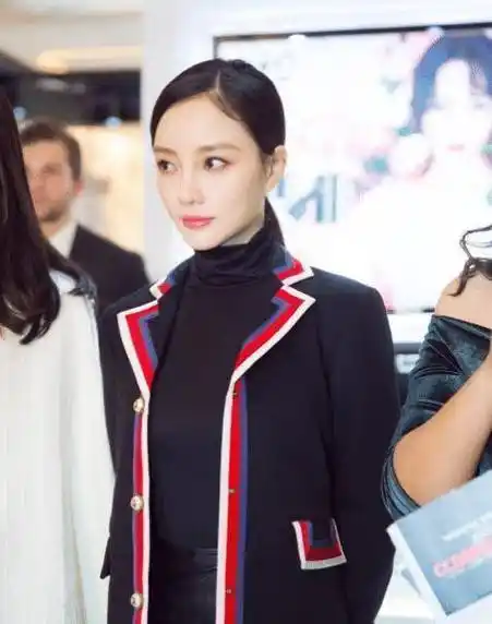 有种"泪流干"叫李小璐离婚,强颜欢笑直播,一边闺蜜表情亮了_黑色_时候