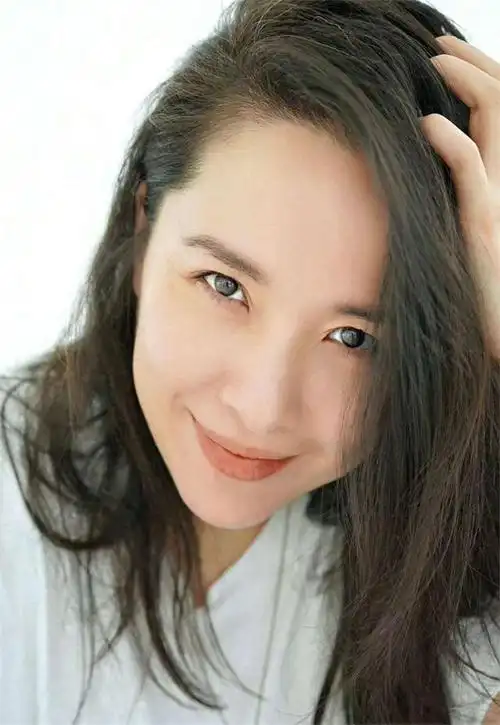 靳东老婆近照曝光,自信大方好美丽!网友:46岁白发有点多啊