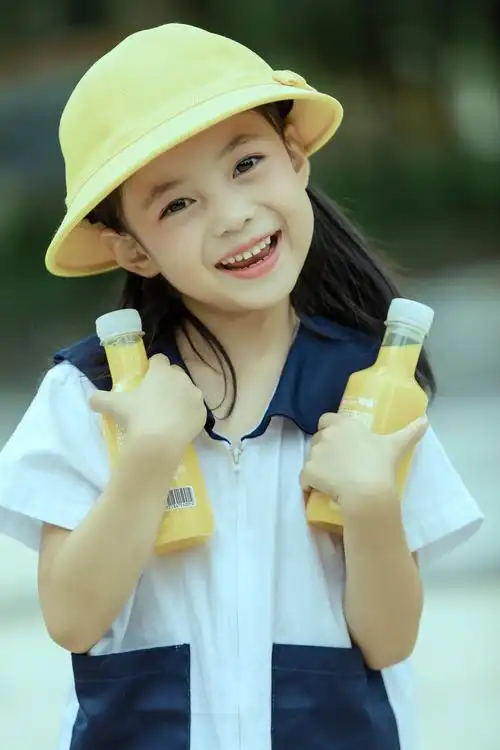 孩子的微笑,有时只需要给她来瓶果汁就可以啦