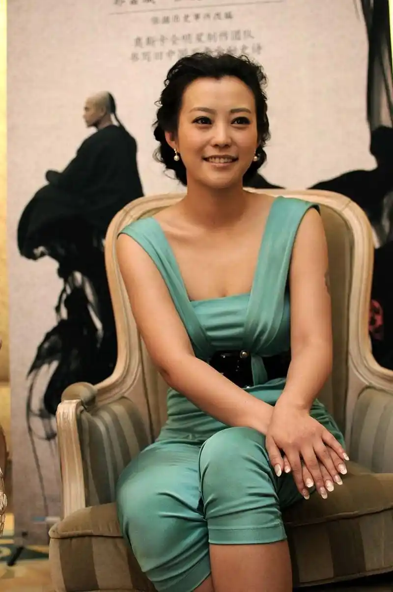 郝蕾是我见过最"得体"的女人:裙长而不拖,发卷而不乱,真高级!