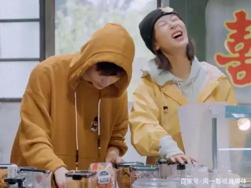 张艺兴和张子枫打羽毛球笑声不断,厨房里的黄磊终于释然了!