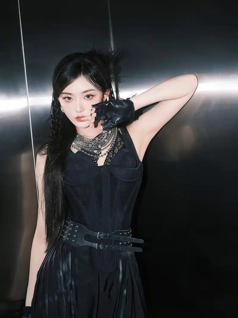 电梯美女孔雪儿