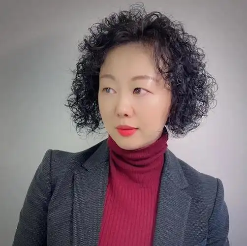 发质细软发量少的中老年人最好别烫这三类发型没气质还显老