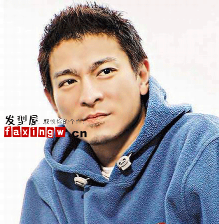 我是高中生 以前一直是小平头 我想问下什么发型适合我 我头发比较硬