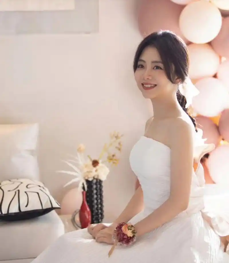 谭松韵拍戏穿婚纱,白净整洁的礼服衬托得谭松韵非常优雅恬静,她的侧脸