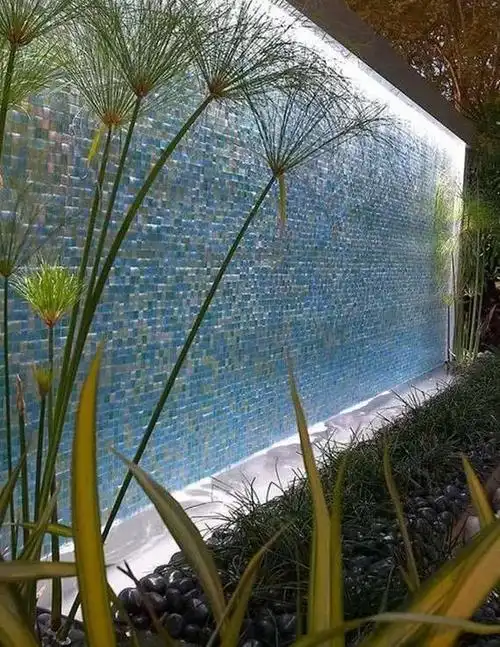 瀑布水墙放客厅,既能充当隔断,也是装饰物,家里来客人倍有面子