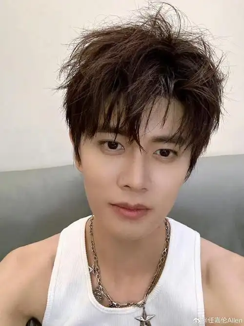 任嘉伦红色官服造型真的很帅啊真的瘦了好多多注意身体