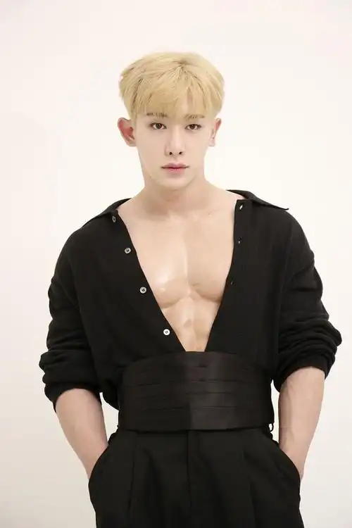 给我看点胸肌很大的照片好吗00