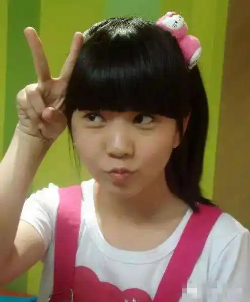 还记得《家有儿女》里的朵朵吗, 现在比杨紫还漂亮