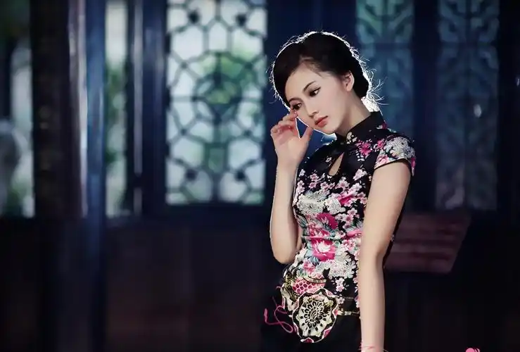 闭月羞花!微微一笑很倾城!古装旗袍美女!