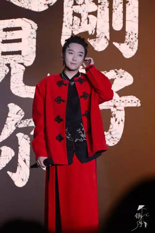 李玉刚,1978年出生于吉林省长春市,著名的中国内地男歌手,艺术家,导演