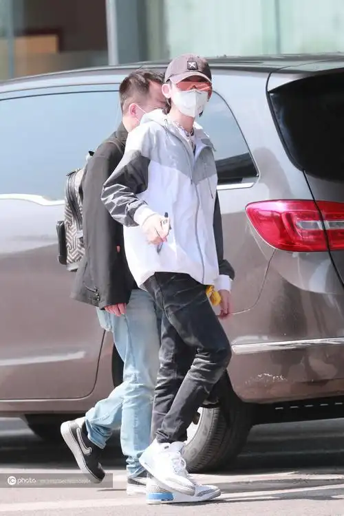 街拍:小鬼王琳凯nike白色运动外套 牛仔裤 棒球帽运动休闲