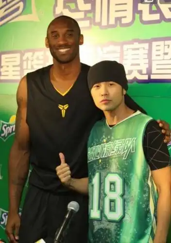 随后,周杰伦歌迷后援会晒出一组周杰伦与科比的昔日合影,照片中,虽然
