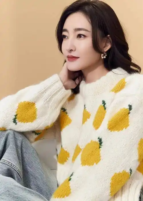 王丽坤小年晒美照,毛衣搭配牛仔阔腿裤,清新休闲又减龄!