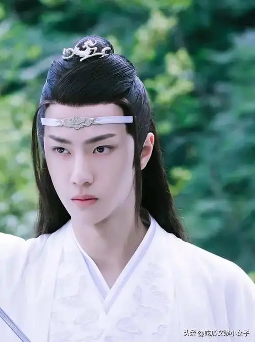 王一博肖战出席演唱会时,王一博自身装扮惊艳众人,更有人调侃:路飞装