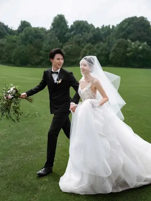 黄冈婚纱照大气不凡的户外草坪婚纱照