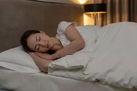 青年女性夜晚居家睡觉背景图片
