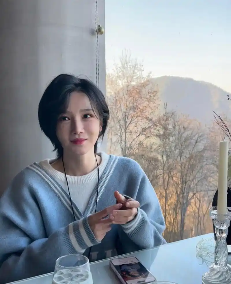 陈小纭身穿蓝色毛衣搭配利落短发,青春唯美,既青春养眼又别致!