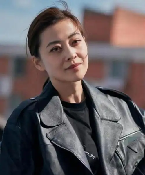 44岁梅婷近照曝光,不打针不扮嫩素颜堪称女神,大方脸气质明显!