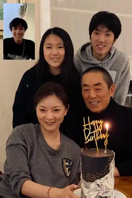 72岁张艺谋罕晒家族合照!大女儿和洋女婿站c位,娇妻搂