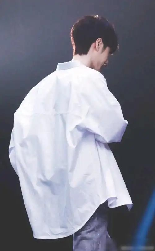 王一博的背影也太有安全感了吧