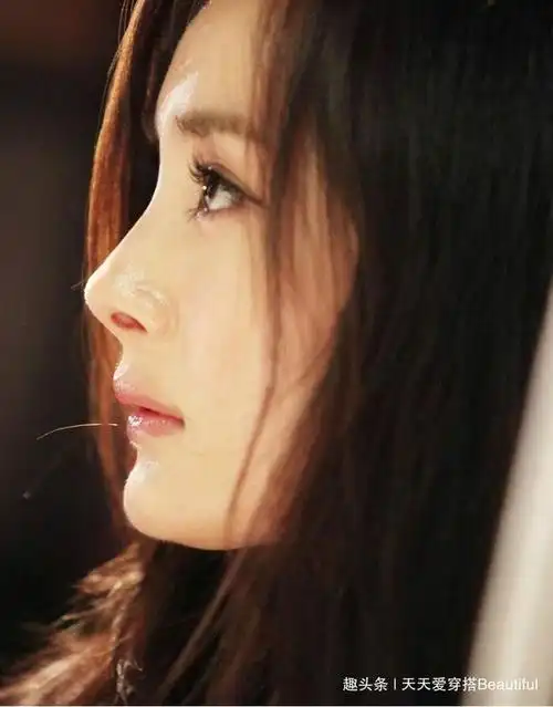 从侧面看杨幂的鼻孔,嘴巴和下巴都没有正面出色,略微朝外的鼻孔和向里