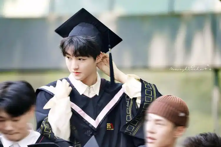 王俊凯大学毕业照来了