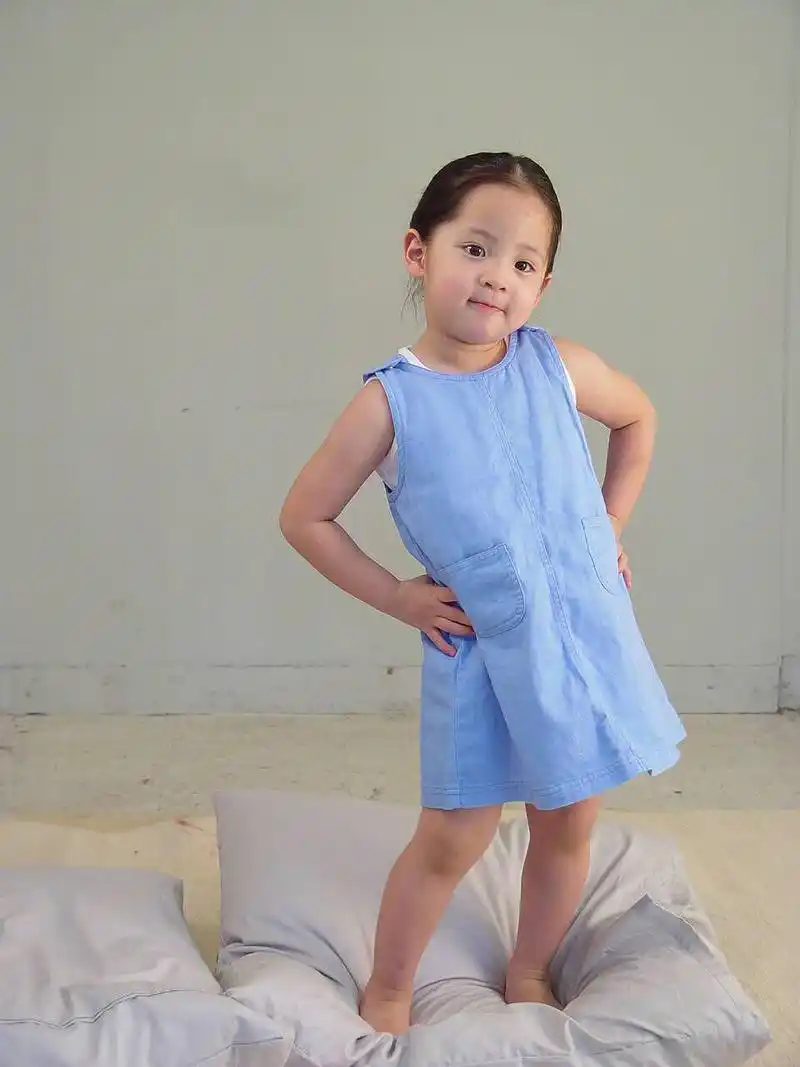 翻到一组欧阳娜娜幼儿时期的照片,天呐,怎么会有这么可爱的小孩.