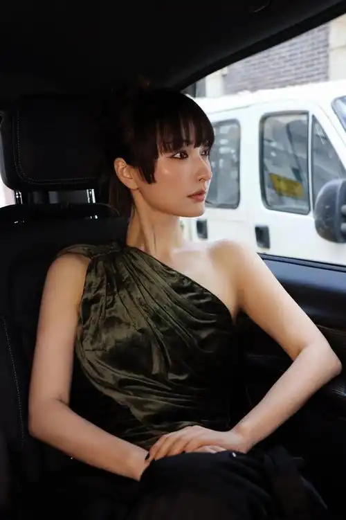 40岁吴昕带火了一种新穿法:法式刘海 抹胸裙,慵懒高级又减龄|发型|齐