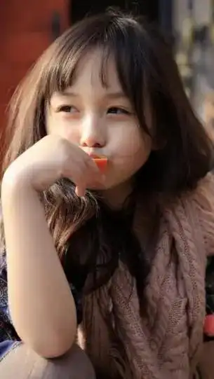 小女孩撅嘴卖萌头像