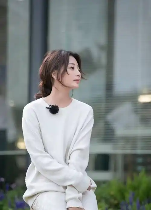 殷桃《中餐厅》款白色圆领卫衣搭配同色短裙,温柔大方知性优雅_时尚