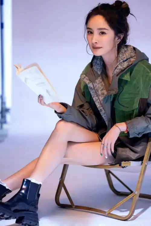 杨幂《花儿与少年》新鲜花絮照 丸子头幂好元气……|花儿与少年|杨幂