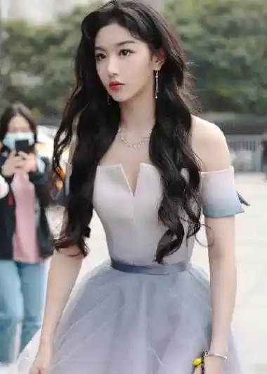 反而她的人气和实力在粉丝圈内也很高,加入the9前孔雪儿和刘雨昕就曾