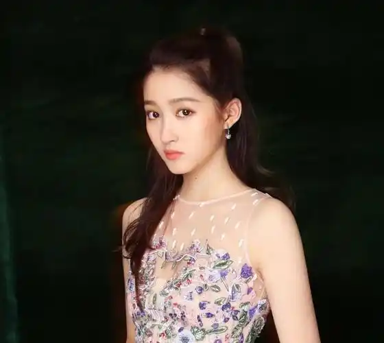 原创"京圈格格"关晓彤,二十岁与顶流恋爱,周杰伦是她的钢琴老师_鹿晗