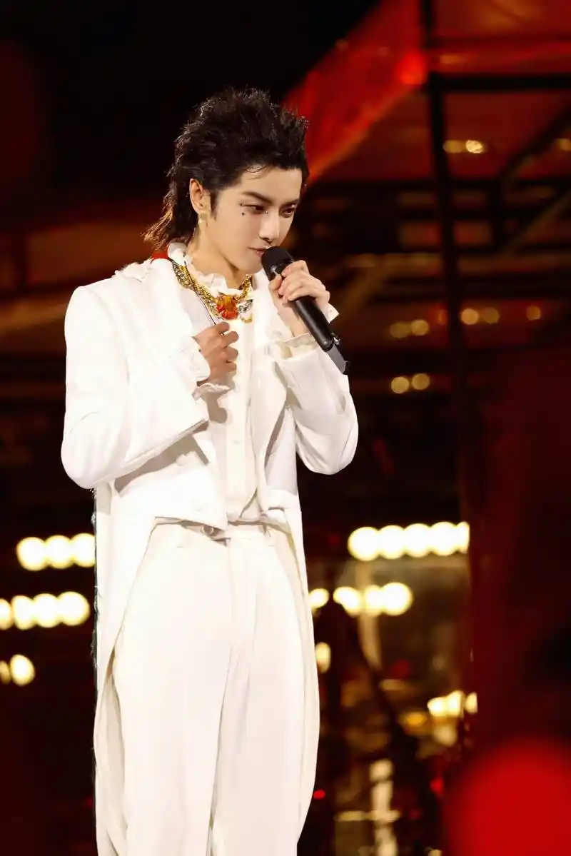 华晨宇《疯人院》演唱会live曝光 切换视角感受眼中绝美极光雨