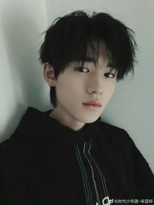 照片中的宋亚轩身穿黑色卫衣,简单帅气,不过小宋老师好像换发型了