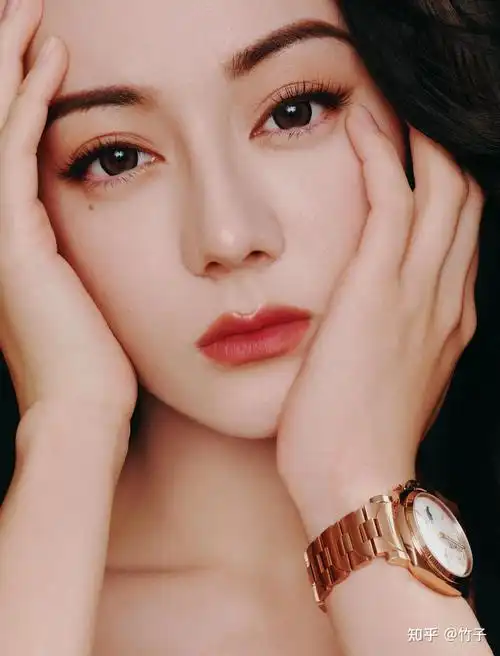 迪丽热巴最新美照,香槟色刺绣礼服裙星眸璀璨优雅至极,热巴好美