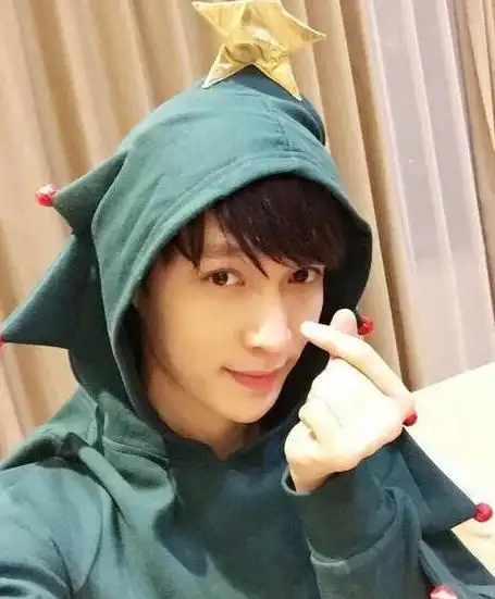 晒晒张艺兴住的豪宅,居住的房子面积偏小,平时在客厅运动健身