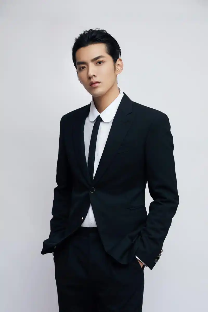 吴亦凡  吴亦凡@吴亦凡 出席"百星·百亿助力武汉"直播公益活动,感谢