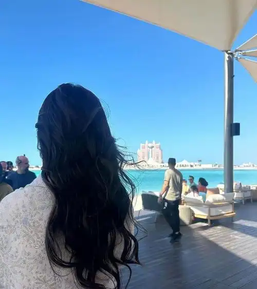 刘亦菲ins晒花絮照肤白红唇好温柔长发飘飘气质佳