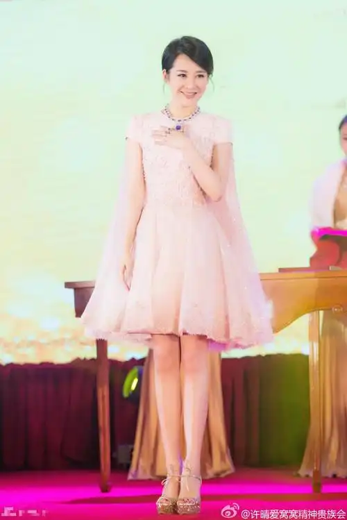 大长腿来了!许晴穿超短热裤躺草地看书