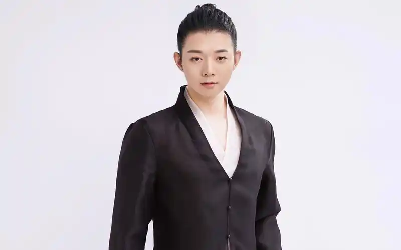 和其他男歌手不同,霍尊扎者丸子头,唱古风歌,一身洁白的素衣,霍尊凭借