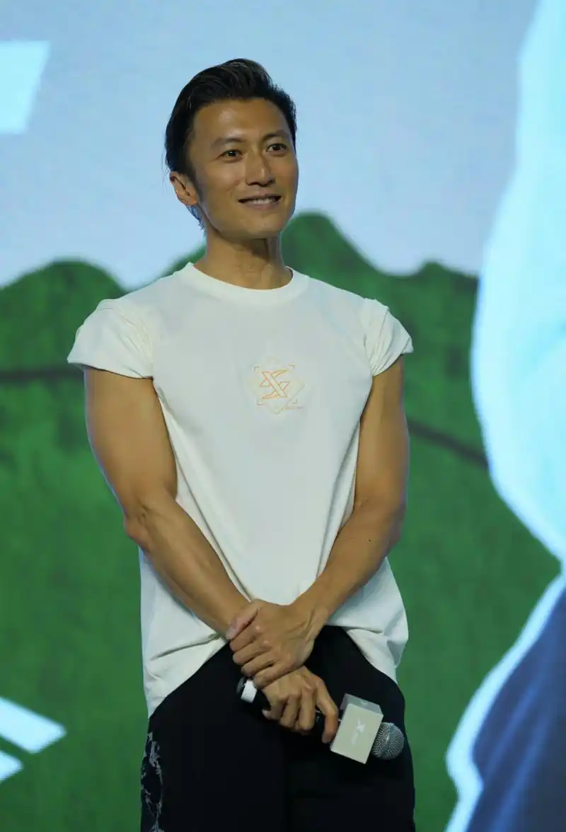 偶遇谢霆锋,本人真的好帅,超级年轻,有肌肉有腹肌,肤色健康,就是个子