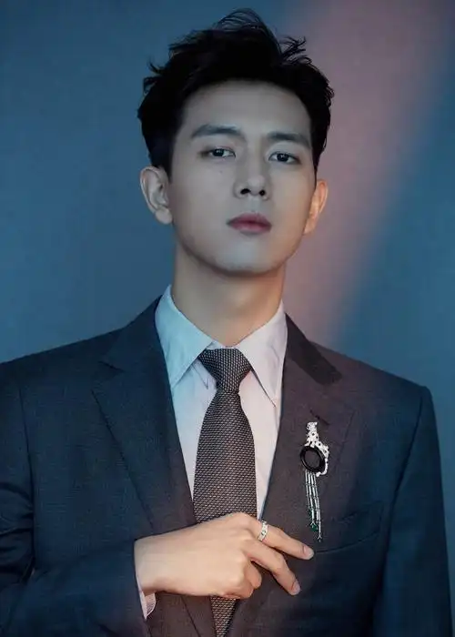 简介:李现优雅绅士风度帅气图片,分享一组李现图片给大家,图中的明星